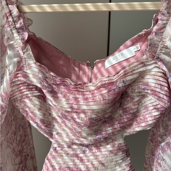 ASTR
SAVITA ABSTRACT PRINT RUCHED CUTOUT TOP Size Small - Picture 8 of 8